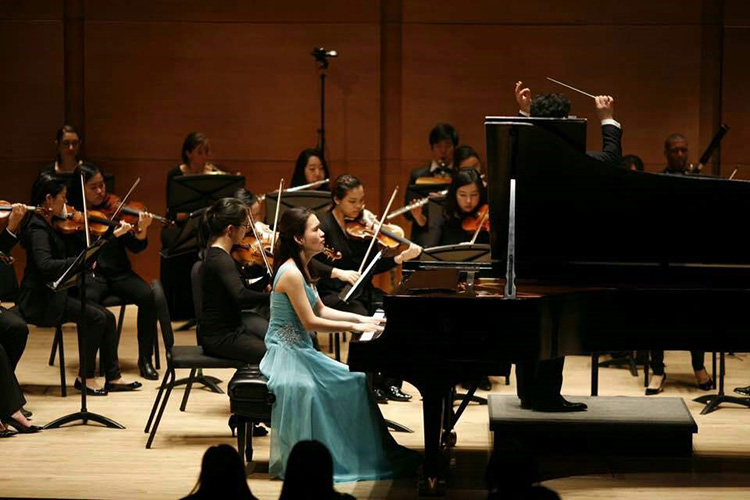 yoo_jin_at_piano_with_orchestra